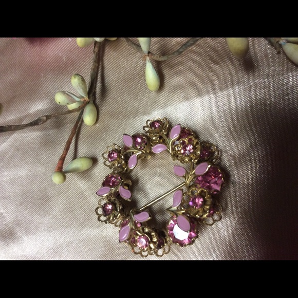 Vintage Jewelry - 💕BUNDLE ME! Vintage Pink Rhinestone Brooch Oooh!